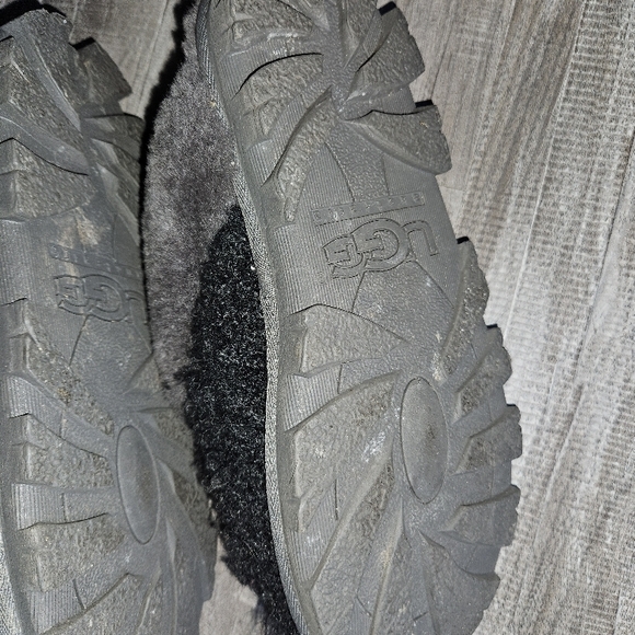 UGG Coquette Black and Gray Slippers - Picture 4 of 5